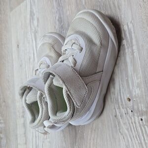 Nike Team Hustle 7C 7 toddler white sneakers tennis shoes